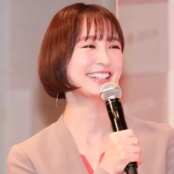 「本当に素敵なママ」篠田麻里子、すらっと美スタイル際立つサテンワンピコーデに絶賛の声「スタイル抜群!!」