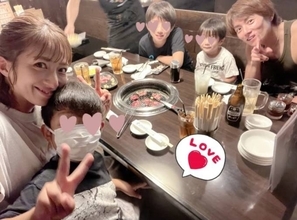 「たらふく食べました」辻希美、息子たちを連れて夫・杉浦太陽との“結婚記念日”ディナーへ「久しぶりの焼肉」