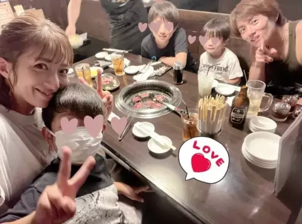 「たらふく食べました」辻希美、息子たちを連れて夫・杉浦太陽との“結婚記念日”ディナーへ「久しぶりの焼肉」