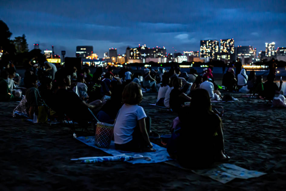 レインボーブリッジを望む砂浜が一夜限りの映画館に。『PARK CINEMA FESTIVAL in お台場海浜公園』7月19日開催