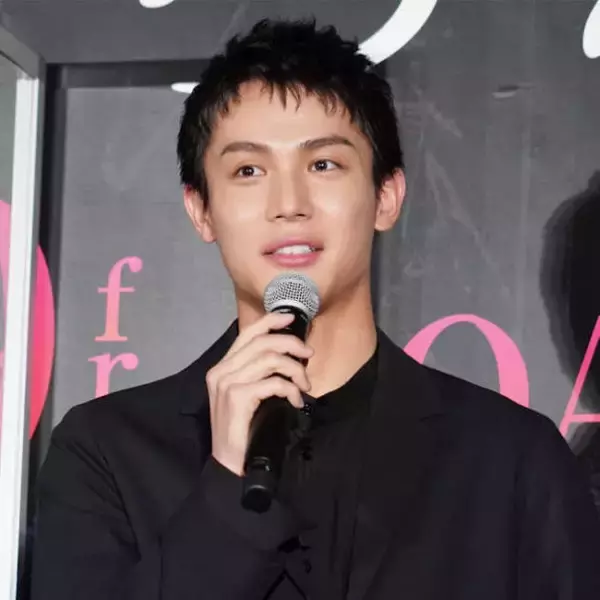 中川大志、主演舞台の千秋楽報告＆笑顔のバンザイSHOTに「舞台素晴らしかったです」「素敵です」の声