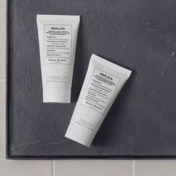メゾン マルジェラ、フレグランスより「レプリカ レイジーサンデー モーニング ボディケア トラベルセット」が登場