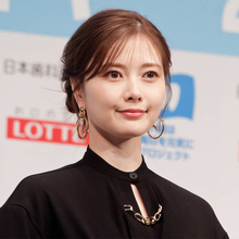 白石麻衣、美肩チラリの儚げSHOTにファンうっとり「女神なのか天使なのか」「美しすぎる」