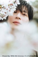 田中圭、桜越しに見せるアンニュイな表情にドキッ…40歳を迎えてさらに増した色気全開の自然体SHOT