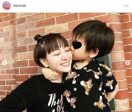 「口元似すぎ」伊藤千晃、4歳息子からキスされる“母の日”の親子SHOTに反響「ちあちゃんそっくり」