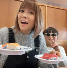 hitomi、長男＆長女とくら寿司へ「箸が止まりませんっ」「マグロ好きの長男も パクパク」