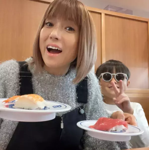 hitomi、長男＆長女とくら寿司へ「箸が止まりませんっ」「マグロ好きの長男も パクパク」