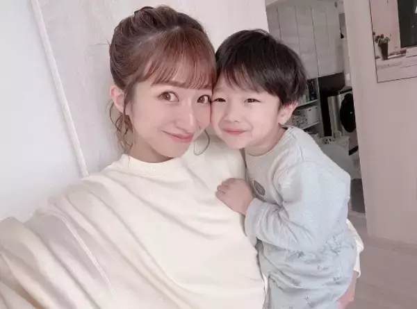 辻希美、“ご機嫌で起きた”三男との笑顔SHOTを公開「癒し系boy炸裂でした」
