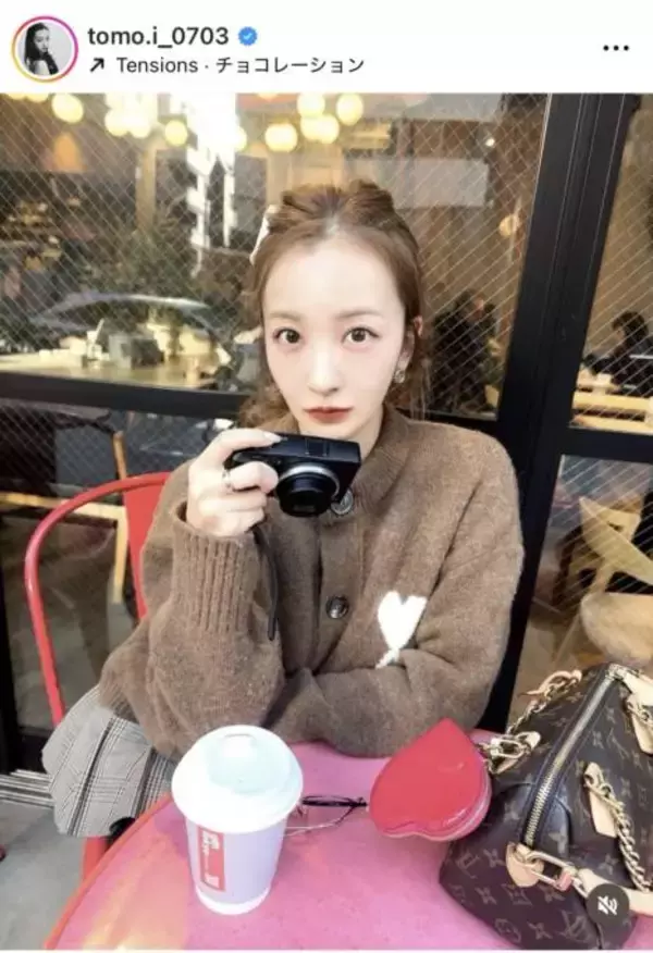 板野友美、キュートなブラウンニット×ポニテSHOTに反響「可愛すぎて尊い」「存在が映えてる」