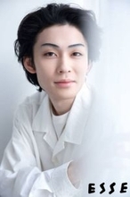 歌舞伎俳優・市川染五郎、凛とした容姿が際立つホワイト衣装SHOT！日々の暮らしにも迫る