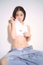 頓知気さきな、ほっそりお腹＆美バストがチラリ！初のカレンダーブックは“振れ幅全開の七変化”で魅せる