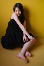 AKB48の新エース・伊藤百花、ほっそり美肩際立つグラビアを披露！万バズの“顔面力”で勝負