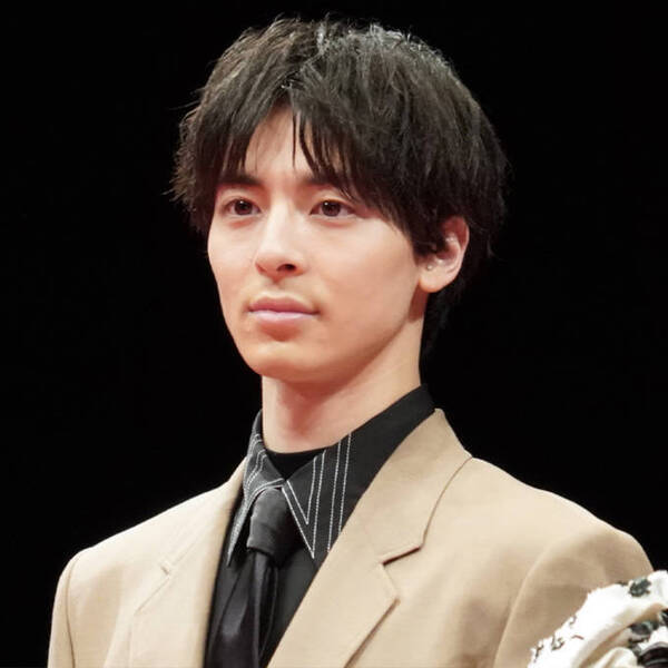 高杉真宙 クールな立ち姿のスーツshotにファン悶絶 最高にかっこいいです イケメン 22年8月1日 エキサイトニュース