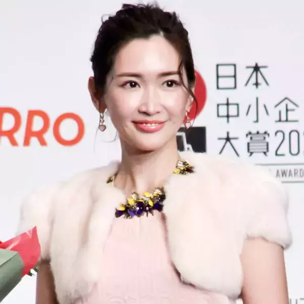 紗栄子「ベタつかないで潤いチャージ」移動中にも便利な保湿ミスト