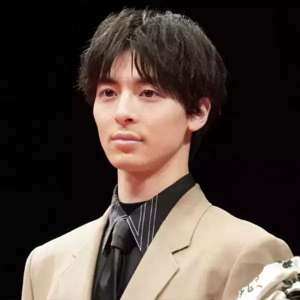 高杉真宙、スーツ姿の微笑みSHOTにファン悶絶「素敵」「決まってる」