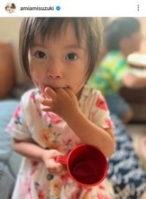 鈴木亜美、1歳長女の“氷大好き”SHOTに「お母さん似で可愛い」「どんどんアイドル顔に」の声