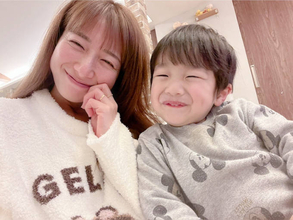 辻希美、“にっこり”三男との2SHOT公開「写真撮るとこの顔する 笑」「真似してみた」