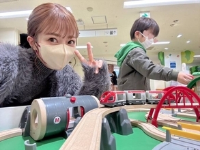 辻希美、クリスマス前のあるある？三男との“オモチャエリア”SHOTを公開「お預けです」