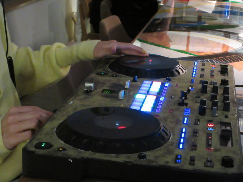 DJはナイトクラブを飛び出した。話題のイベント「YY HOUSE」から探る“DJ×空間演出”の可能性