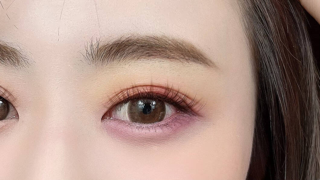 今年の旬メイクは2色使い♪上下バイカラーなアイシャドウの組み合わせ