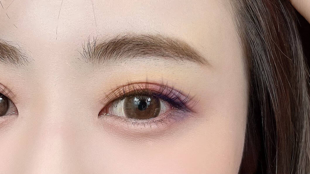 今年の旬メイクは2色使い♪上下バイカラーなアイシャドウの組み合わせ