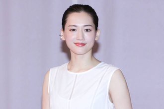 綾瀬はるか、透明感あふれる美肌披露＆“美の秘訣”を明かす「よく笑うこと」