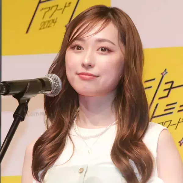 福原遥、犬とふれあうほっこりSHOTに反響「超可愛い」「癒される」