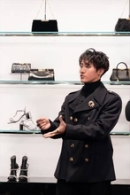 Snow Man岩本照、オールブラックのクールな装いを披露！メンバーに贈りたいプレゼントも明かす