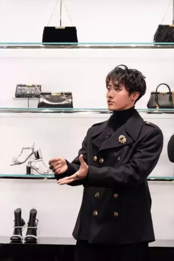 Snow Man岩本照、オールブラックのクールな装いを披露！メンバーに贈りたいプレゼントも明かす