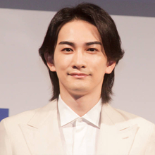 町田啓太、34歳に！成長を感じる近影＆幼少期SHOTを公開「ギター弾いたり 龍笛吹いたり」