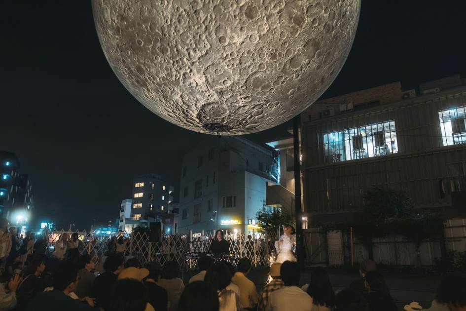 下北沢で約100の企画が街に灯る「ムーンアートナイト下北沢2026」9月18日から10月4日まで開催