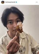 山崎賢人、わんぱくな“たこ焼きもぐもぐ”SHOT公開に「なんて愛おしい」「飾らないとこも大好き」の声