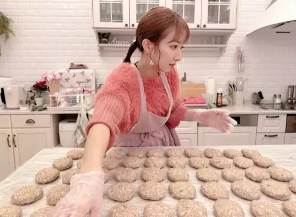 次男もお手伝い！辻希美、所狭しとメンチカツが並ぶ料理SHOT公開「た、た、た、た、大量 笑」