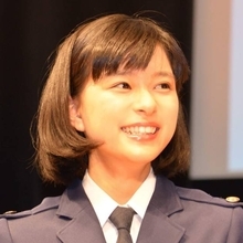 芳根京子、キュートなメガネ姿の笑顔SHOTを公開「和泉のめがねをいただきました」
