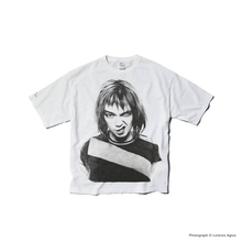 90年代に撮影されたBjorkのアーカイブフォトがTシャツに。Behind the Scenes(R)がLorenzo Agiusとコラボ