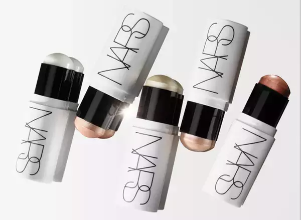 NARS、人気の「ライトリフレクティング ルミナイジングパウダー」に待望のスティックタイプが登場