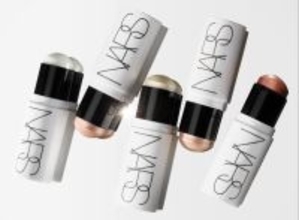 NARS、人気の「ライトリフレクティング ルミナイジングパウダー」に待望のスティックタイプが登場