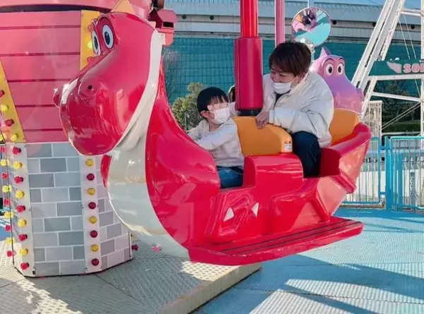 辻希美、“身長が100cmを超えた”4歳三男の遊園地満喫SHOT公開「乗れるアトラクションが出来ました 」