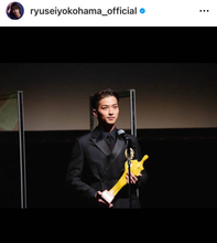 横浜流星、クールなツーブロックヘアの授賞式SHOTにファン絶賛「今日も一段とカッコいい」「凛々しくて素敵」