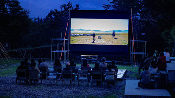 富士山麓に常設アウトドアシネマ「Yamanaka Cinema」誕生　再エネ100％で山中湖の夜に映画体験