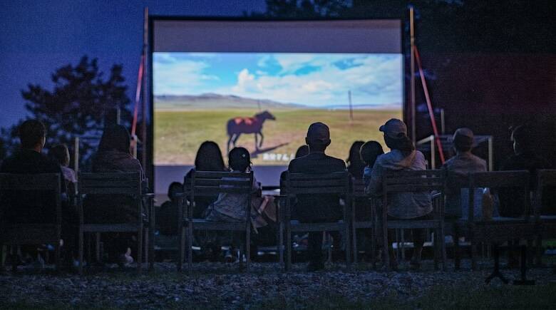富士山麓に常設アウトドアシネマ「Yamanaka Cinema」誕生　再エネ100％で山中湖の夜に映画体験