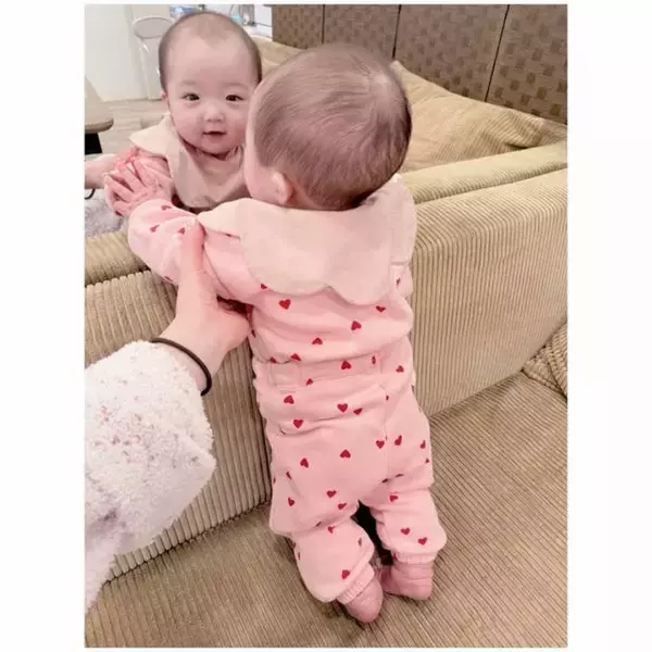 辻希美「鏡がお好き」自分を見つめる次女のキュートSHOTを公開