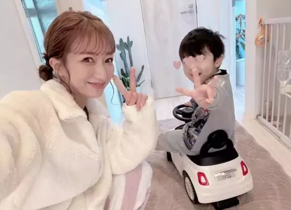 辻希美、3歳三男が朝からハイテンション！にっこりピースSHOT公開「大喜びでした」