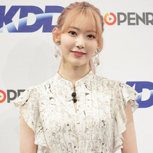 宮脇咲良、大胆スリットから美脚チラリのワンピースSHOTに「あまりにも美しい」「最高すぎる」の声