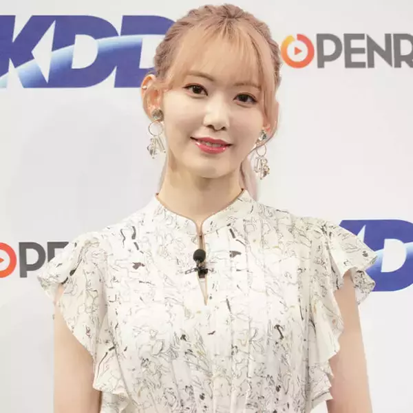 宮脇咲良、大胆スリットから美脚チラリのワンピースSHOTに「あまりにも美しい」「最高すぎる」の声