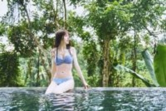 元AKB48真楪伶、ほっそり色白ボディ際立つ水着SHOTを披露！南国での撮影で“大人っぽい魅力”発揮
