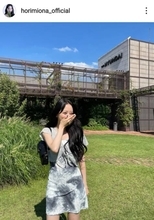 堀未央奈、美脚見せのミニワンピ×ナチュラルな笑顔SHOTに「何もかも可愛い」「最高」の声