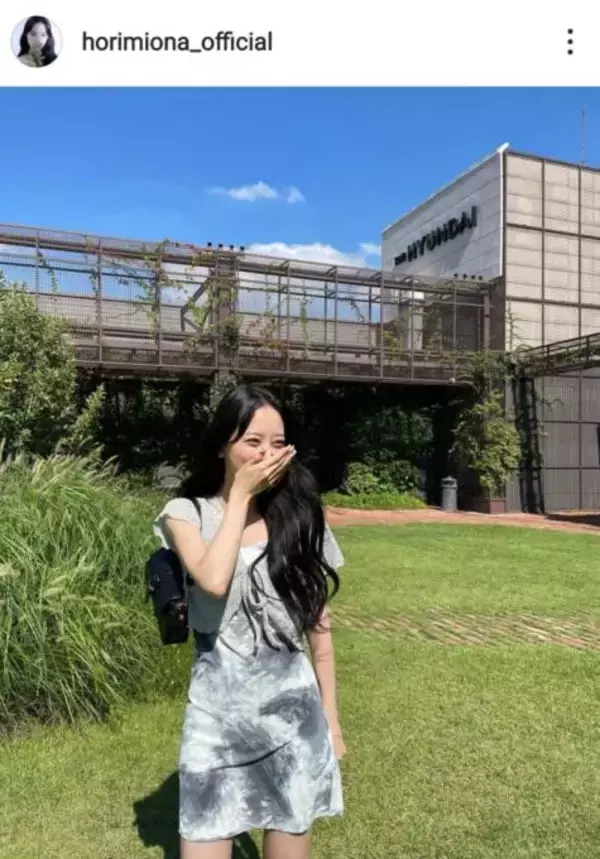 堀未央奈、美脚見せのミニワンピ×ナチュラルな笑顔SHOTに「何もかも可愛い」「最高」の声