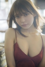 似鳥沙也加、美バストが眩しいキャミソールSHOTに釘付け！“体温と湿度”が伝わる最新作を2冊同時発売