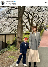 伊藤千晃、6歳息子はオーダースーツでおめかし！桜バックの入学式SHOT公開「小学校生活がいよいよスタート」